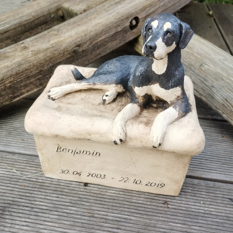 Urne mit liegender Skulptur Urne individualisiert mit Skulptur vom eigenen Tier
